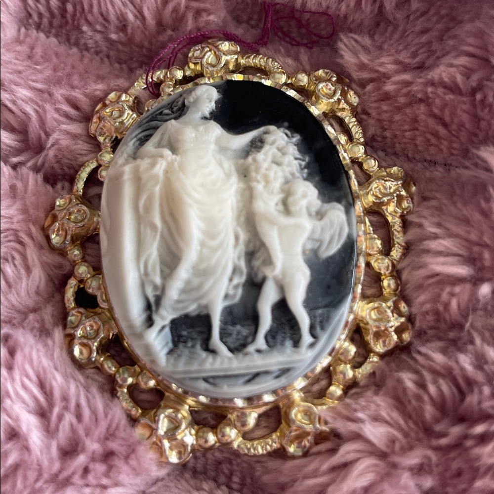 Beautiful  large vintage/ antique goddess cameo.